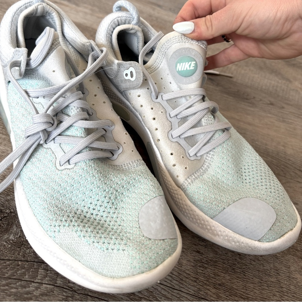 Women’s 10 Nike sneakers